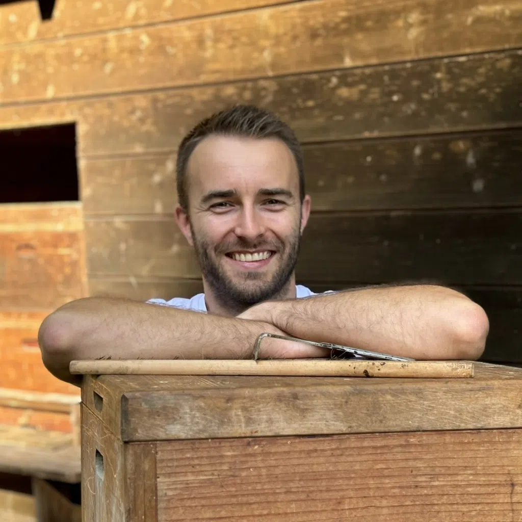 Kai Krannich in der Rhön hinter Bienenbeute