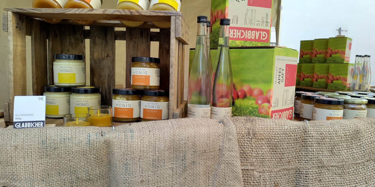 GLABBICHER Honig, Obstbrand und Apfelsaft am Marktstand auf dem Vaihinger Krämermarkt
